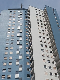 arranha-céu, construção, azul, janela, perspectiva, Alemanha, fachada, para cima, cidade, arquitetura, estrutura construída, exterior do edifício, visão de baixo ângulo, dia, ninguém, alto - alto, exterior do prédio de escritórios, ao ar livre, céu, natureza, repetição, moderno, em uma sequência, Distrito residencial, luz solar, apartamento, 2K, CC0, domínio público, royalty free