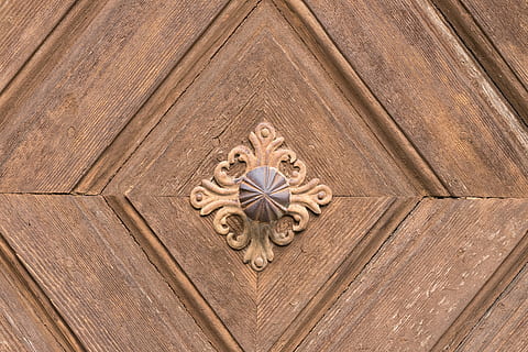 puerta, manija de la puerta, entrada, antiguo, madera, encargarse de, metal, puerta de madera, acceso, diamante, puerta principal, arte, modelo, Arte y artesanía, material de madera, nadie, de cerca, historia, representación, el pasado, marrón, fotograma completo, día, tallado - producto artesanal, antecedentes, forma, arquitectura, creatividad, al aire libre, diseño, florido, tallado, bajo relieve, 5K, CC0, dominio público, libre de derechos
