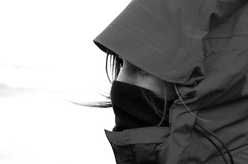 žena, mikina, kukla šedi fotografie, Studený, hora, zabalit, tvář, ženy, portrét, Černý a bílý, osoba, lidé, šátek, venku, jedna osoba, oblečení, detail, den, nebe, střela do hlavy, volnočasové aktivity, životního stylu, Příroda, skutečných lidí, dospělý, textil, zpětný pohled, krytina, muži, lidská tvář, 1080P, CC0, veřejná doména, bez autorských práv