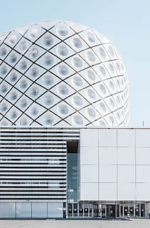 blanc, gris, edifici, edifici emblemàtic, durant el dia, home, edifici blanc, estructura, arquitectura, línia, finestra, exterior de l'edifici, estructura construïda, modern, edifici d'oficines, vidre - material, escena urbana, negocis, façana, acer, a l'aire lliure, cel, dia, naturalesa, vista d’angle baix, cel clar, cap gent, cultura i entreteniment artístic, patró, ciutat, disseny, característica arquitectònica, exterior d’edifici d’oficines, 4K, CC0, domini públic, lliure de regalies