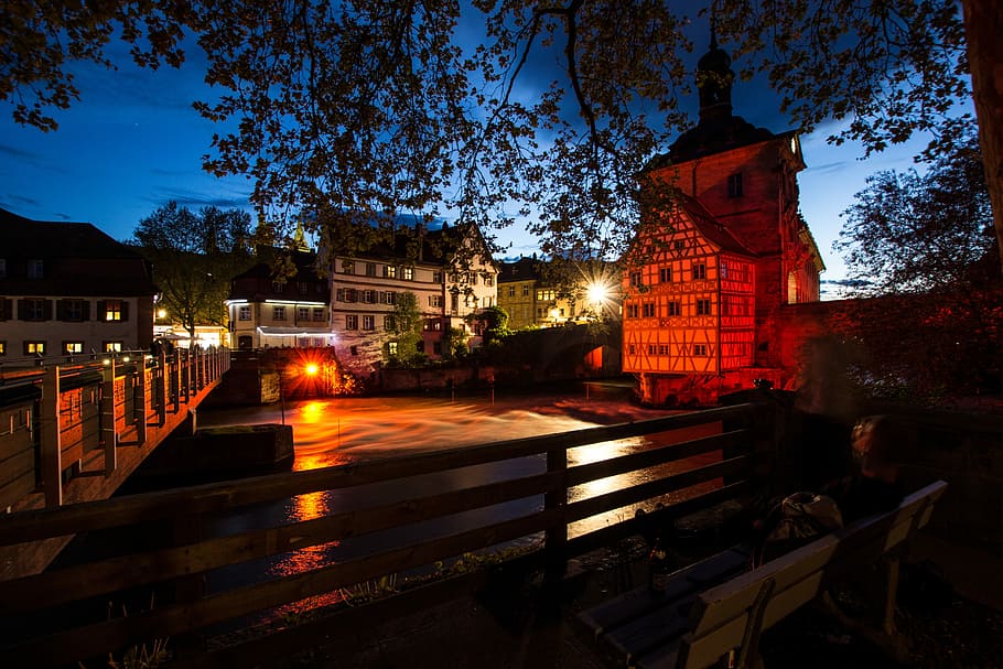 acqua, ponte, ponte, fiume, web, mirroring, acqua, ponte, fiume, Municipio, bamberg, ponte superiore, silenzioso, onda, lunga esposizione, abendstimmung, crepuscolo, surreale, atmosfera, umore, nuvole, notte, illuminato, esterno dell'edificio, cielo, nessuno, all'aperto, struttura costruita, architettura, città, albero, natura, panchina, posto a sedere, costruzione, pianta, strada, quartiere residenziale, riflessione, mezzi di trasporto, 5K