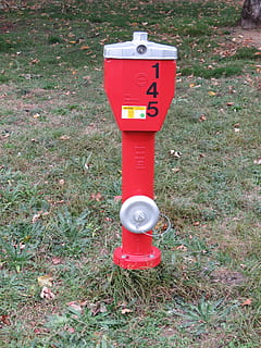hydrant, Červené, kov, oheň, voda, odstranit požár, požární voda, požární vodovod, odběr vody, smazat, vodovody, vodní hydrant, hašení požáru, hasičský hydrant, hašení ohně, vodovodní kohoutek, požár hydrantu, plamen, Příroda, hořet, spojení, ven, zdroj vody, tráva, den, pole, přistát, bezpečnost, nikdo, bezpečnostní, ochrana, rostlina, sdělení, požární hydrant, vysoký úhel pohledu, venku, zelená barva, text, západní skript, nehody a katastrofy, 4K, CC0, veřejná doména, bez autorských práv