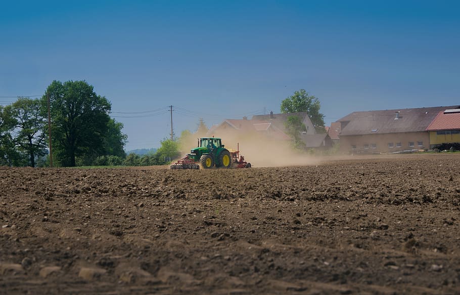 Traktor, Feld, Bauernhof, Himmel, Transport, Natur, Baum, Landfahrzeug, klarer Himmel, Umgebung, Pflanze, Transportmittel, Landschaft, Schmutz, Land, Maschinen, Tag, landwirtschaftliche Maschinen, Wachstum, Landwirtschaft, ländliche Szene, draußen, Verschmutzung, 2K