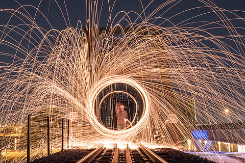 home, frontal, tren, ferrocarril, acer, llana, fotografia, foc, flama, calor, calenta, vermell, llar de foc, cremar, Nadal, acollidor, casa, relaxa't, càlid, hivern, gent, nit, còmode, fireside, relaxació, romàntic, desembre, festa, llum, pont, fosc, foto, il·luminat, moviment, llana de filferro, exposició llarga, girant, moviment borrós, brillant, una persona, espurnes, cremant, arquitectura, cercle, foc - fenomen natural, forma geomètrica, signe, forma, velocitat, estructura construïda, sender lleuger, a l'aire lliure, 4K, CC0, domini públic, lliure de regalies