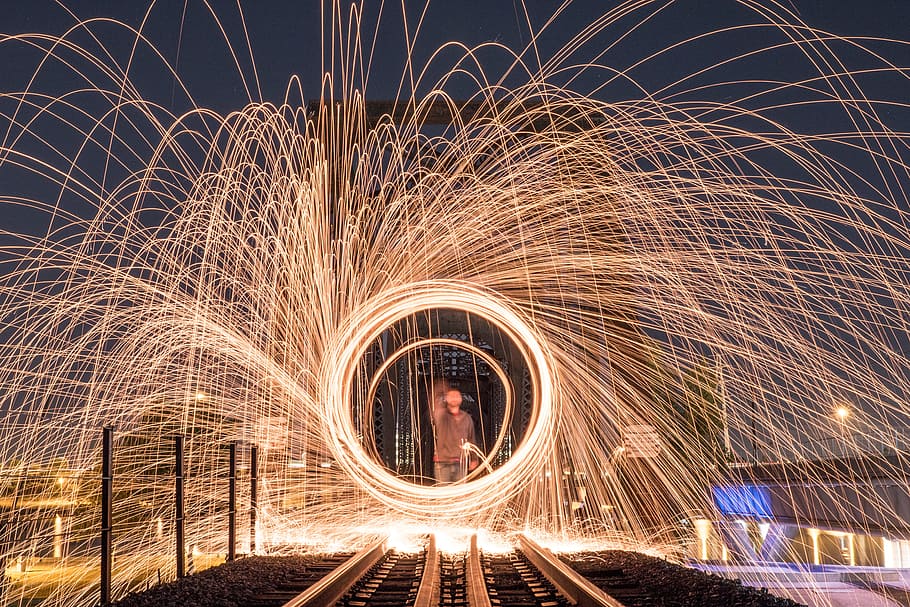 home, frontal, tren, ferrocarril, acer, llana, fotografia, foc, flama, calor, calenta, vermell, llar de foc, cremar, Nadal, acollidor, casa, relaxa't, càlid, hivern, gent, nit, còmode, fireside, relaxació, romàntic, desembre, festa, llum, pont, fosc, foto, il·luminat, moviment, llana de filferro, exposició llarga, girant, moviment borrós, brillant, una persona, espurnes, cremant, arquitectura, cercle, foc - fenomen natural, forma geomètrica, signe, forma, velocitat, estructura construïda, sender lleuger, a l'aire lliure, 4K