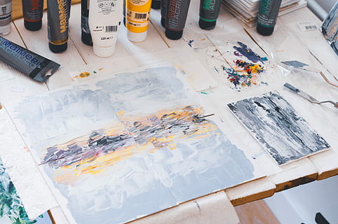 malerpalette, bestyrelse, malet, papir, bord, kunststudio, Canva, arbejdsområde, arbejdsopsætning, hobby, håndværk, rør, akryl, kunstforsyning, kunstværktøj, arbejdsplads, kunstner, kreativ, kunst materiale, kunstværk, kunst opsætning, maling, kunst, maleri, kreativitet, Kunst og håndværk, høj vinkel visning, børste, pensel, multi farvet, indendørs, tegning - kunstprodukt, ingen mennesker, stilleben, palet, variation, beskæftigelse, tæt på, kunst og håndværk udstyr, akvarel maling, 4K, CC0, offentligt domæne, royaltyfrie