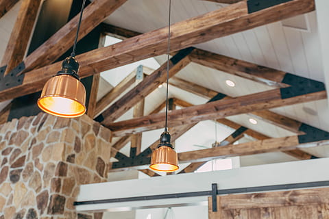 Due, Marrone, lampade a sospensione, trasformato, camera, turno, interno, illuminazione, luce, soffitto, lampada, fascio, architettura, capriata di legno, luce di rame, costruzione, attrezzatura per l'illuminazione, Inquadratura dal basso, sospeso, illuminato, luce pendente, legno - materiale, lampadina, in casa, nessuno, luce elettrica, concentrarsi sulle conoscenze acquisite, elettricità, struttura costruita, lanterna, lampada elettrica, di fila, avvicinamento, architrave, apparecchio di illuminazione, 5K, CC0, dominio pubblico, privo di copyright