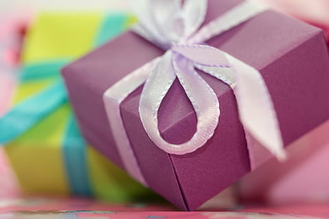 selektiv, fokus fotografie, lila, Geschenkbox, Geschenk, gemacht, Paket, Schleife, Paketschleife, Weihnachten, Weihnachtsdekoration, geben, Advent, verpackt, Geschenkverpackung, Überraschung, Geschenke, Muttertag, Kindergeburtstag, Geburtstag, Dekoration, Freude, bunt, Farbe, Kasten - Behälter, Feier, Band, rot, Band - Nähartikel, Bogen, gebundener Bogen, Nahansicht, Geburtstagsgeschenk, Emotion, drinnen, Box, Geschenkpapier, Papier-, selektiver Fokus, keine Leute, Veranstaltung, Studioaufnahme, positive Emotionen, Valentinstag - Urlaub, klein, jährliche Veranstaltung, 4K, CC0, gemeinfrei, lizenzfrei