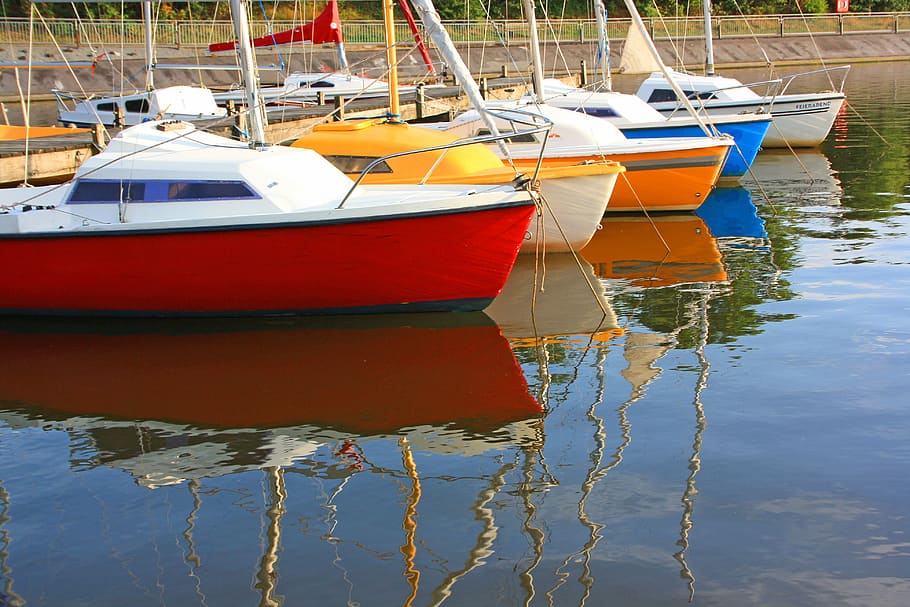 vaixell al port esportiu, aigües, mar, arrencada, vaixell, iot, veler, estiu, llac, colorit, color, vermell, duplicació, dipòsit de losheimer, embarcador, festa, naturalesa, pals, Esports aquàtics, oci, pasatemps, Sarre, vaixell nàutic, aigua, transport, amarrat, manera de transport, reflexió, cap gent, port, davant del mar, dia, corda, a l'aire lliure, moll, platja, tranquil·litat, ancorat, indústria pesquera, marina, vaixell de pesca, 4K