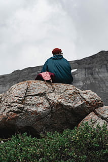 mand, sidder, klippe, rockmonolit, uden for, tapet, baggrund, klint, Canada, natur, stilleben, Sky, jaspis, landskab, folk, rejse, bjerg, rock-objekt, solid, en person, rigtige mennesker, fritidsaktivitet, bagfra, himmel, livsstil, dag, skønhed i naturen, sky - himmel, udendørs, herrer, rock formation, fuld længde, 8K, CC0, offentligt domæne, royaltyfrie