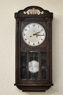 regulator, vægur, gammel, ur, historisk, nostalgisk, nostalgi, tid, vindue, gammeldags, indendørs, uret ansigt, murbygningsfunktion, nummer, ingen mennesker, træ - materiale, tidsinstrument, form, glas - materiale, geometrisk form, gennemsigtig, arkitektur, tæt på, dag, bygget struktur, cirkel, minut hånd, 4K, CC0, offentligt domæne, royaltyfrie