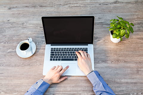 persoană, purtare, albastru, Cu mânecă lungă, tricou rochie, argint macbook, argint, macbook, laptop, caiet, muncă, tastatură, independent, calculator, PC, comprimat, tabletă grafică, chei, ecran, să batjocorească, biroul de acasă, acasa, munca de birou, birou, la locul de muncă, web design, măr, Monitor, lăncier, munca în aer liber, Afaceri, succes, Internet, Mac, tăietor, film, a taia, Editați, ×, tehnologie, masa, lucru, tehnologia fără fir, umană, tastare, lemn - material, o persoana, oameni, comunicare, folosind laptopul, în interior, adult, bărbați, tastatura, stiluri de viață, etnie caucaziană, femei, cafea - băutură, e-mail, ocupaţie, mancare si bautura, conexiune, ceașcă, băutură, mână, halbă, cafea, vedere în unghi mare, direct deasupra, navigarea pe net, 5K, CC0, domeniu public, fără drepturi de autor