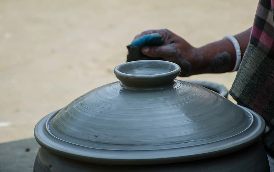 fatto, suolo, pentola, mano, ceramica, argilla, mano umana, una persona, parte del corpo umano, mestiere, abilità, concentrarsi sulle conoscenze acquisite, arte e artigianato, lavoro, occupazione, Filatura, persone reali, competenza, fabbricazione, laboratorio, modellando una forma, movimento, all'aperto, fango, dito, 4K
