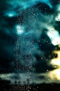 gotes d’aigua, finestra, humit, aigua, superfície, reflexió, pluja, líquid, vidre, tirar, temps, vertical, vibrant, turquesa, textura, tempesta, esprai, esquitxades, brillant, gota de pluja, patró, vidre - material, transparent, cap gent, marc complet, naturalesa, a l'interior, centrar-se en primer pla, fons, temporada de pluges, cel, 5K, CC0, domini públic, lliure de regalies