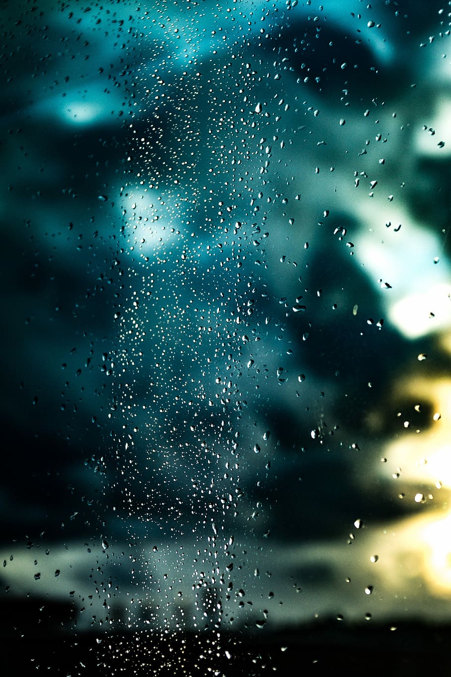 gotes d’aigua, finestra, humit, aigua, superfície, reflexió, pluja, líquid, vidre, tirar, temps, vertical, vibrant, turquesa, textura, tempesta, esprai, esquitxades, brillant, gota de pluja, patró, vidre - material, transparent, cap gent, marc complet, naturalesa, a l'interior, centrar-se en primer pla, fons, temporada de pluges, cel, 5K