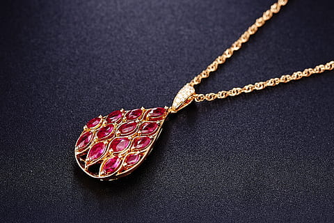rouge, bijou, collier pendentif de couleur or, bijoux, rubis, pendentif, richesse, luxe, personne, Collier, à l'intérieur, diamant - pierre précieuse, mode, fermer, nature morte, gemme, prise de vue en studio, couleur or, vue grand angle, or, beauté, fond noir, couleur noire, la finance, accessoire personnel, Une pierre précieuse, 2K, CC0, domaine public, libre de droits