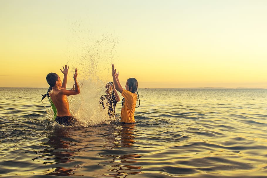 grup, gent, jugant, platja, retroil·luminat, núvols, diversió, feliç, nens, naturalesa, oceà, a l'aire lliure, mar, paisatge marí, vora del mar, Riba, cel, posta de sol, nedar, aigua, joventut, unió, braç humà, braços aixecats, dones, activitat d'oci, estils de vida, homes, adult, part del cos humà, membre, extremitat humana, part del cos, horitzó sobre l’aigua, mà aixecada, 5K