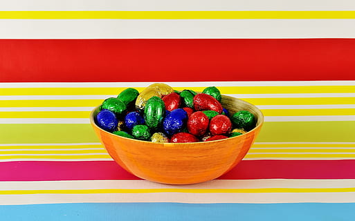 Schokoladeneier, Frohe Ostern, Ostern, Ostereier, Farbe, bunt, Ei, Marke, bunte Eier, Süss, Schokolade, Süße, köstlich, osterkörbchen, Ostergruß, osterkorb, Osternest, Süßigkeiten, mehrfarbig, Variation, Obst, Gelb, Lebensmittel, Essen und Trinken, gesundes Essen, Stillleben, keine Leute, rot, Wohlbefinden, Schüssel, drinnen, Wahl, Frische, Tabelle, lebendige Farbe, gestreift, Studioaufnahme, Süßes Essen, reif, 4K, CC0, gemeinfrei, lizenzfrei
