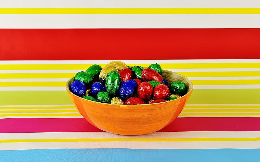 ous de xocolata, Feliç Pasqua, Pasqua, ous de Pasqua, color, colorit, ou, marca, ous de colors, dolç, xocolata, dolçor, deliciós, Pasqua körbchen, salutació de pasqua, osterkorb, niu de Pasqua, caramels, multicolor, variació, fruita, groc, menjar, menjar i beguda, alimentació saludable, natura morta, cap gent, vermell, benestar, bol, a l'interior, elecció, frescor, taula, color vibrant, ratlles, tir de l'estudi, menjar dolç, madur, 4K