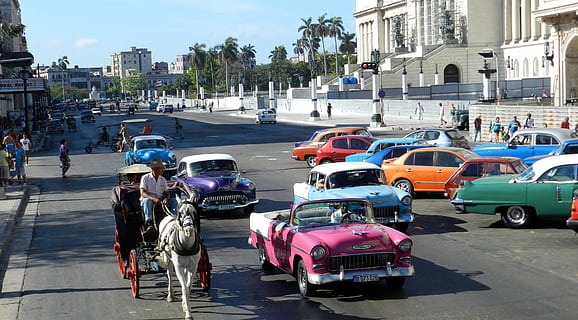 vendimia, parque de coches, la carretera, Cuba, vivir, Capitolio, coche, calle, tráfico, escena urbana, taxi, gente, transporte, vida en la ciudad, la Habana, ciudad, modo de transporte, vehículo terrestre, editorial, viaje, Vehículo de motor, arquitectura, exterior del edificio, multitud, estructura construida, día, grupo de personas, personas incidentales, gente real, gran grupo de personas, edificio, árbol, 4K, CC0, dominio público, libre de derechos