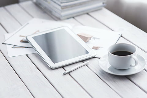 Weiß, Tablet, neben, Keramik, Teetasse, Tablette, Digital, Technologie, Arbeiten, Kaffee, minimalistisch, Licht, Stift, Gerät, Samsung, Geschäft, Tabelle, Computer, Tasse, Kaffee trinken, digitale Tablette, Schreibtisch, Holz - Material, Büro, Laptop, Internet, Becher, Kaffeetasse, Getränk, kabellose Technologie, Essen und Trinken, Kommunikation, Geschirr, Erfrischung, High Angle View, Verbindung, Untertasse, drinnen, keine Leute, 5K, CC0, gemeinfrei, lizenzfrei