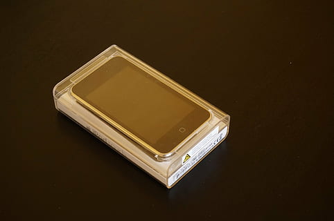 ipod, aanraken, appel, tablet, mp3, binnenshuis, enkel object, geen mensen, doos, houder, hoge hoekmening, goudkleurig, doos - container, rijkdom, studio opname, stilleven, kopie ruimte, luxe, tafel, zwarte achtergrond, sieraden, technologie, detailopname, Open, krat, 4K, CC0, publiek domein, royaltyvrij