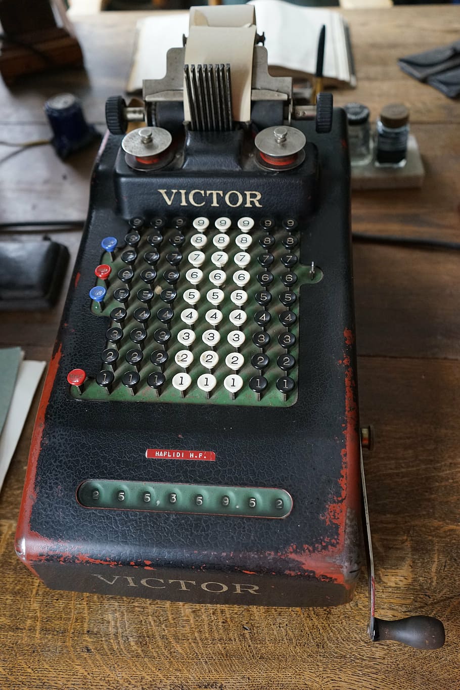 Rechenmaschine, nostalgisch, alt, Nostalgie, Museum, altmodisch, Schreibmaschine, Musik-, Retro-Stil, Tabelle, Technologie, drinnen, Holz - Material, Nahansicht, keine Leute, High Angle View, Stillleben, Nummer, Fokus auf den Vordergrund, Text, Kommunikation, Ausrüstung, Computerausrüstung, Buch, Geschichte, 5K