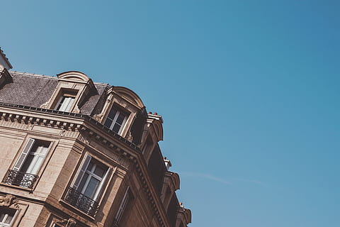 bajo, fotografía de ángulo, marrón, tiempo de día, foto, beige, hormigón, edificio, París, esquina, estructura, fachada, ventana, arquitectura, exterior del edificio, arquitectura y edificios, estructura construida, casa, azul, vista de ángulo bajo, cielo, copia espacio, cielo limpio, nadie, naturaleza, día, historia, el pasado, luz del sol, destinos de viaje, al aire libre, ciudad, escultura, viaje, florido, 5K, CC0, dominio público, libre de derechos