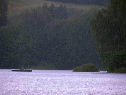 pluja, arrencada, vaixell de rem, imatge de fons, textura, tancar, degoteig, bosc, promontori, gota de pluja, esprai, fred, humit, posa fi, precipitar, temps, llac, mar, aigua, districte, fons, superfície, creativitat, estructura, patró, resum, vaixell nàutic, transport, davant del mar, manera de transport, planta, arbre, dia, naturalesa, escenics - natura, bellesa a la natura, dues persones, a l'aire lliure, tranquil·litat, terra, escena tranquil·la, veler, 2K, CC0, domini públic, lliure de regalies