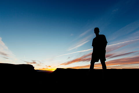 cilvēks, silhouette, saullēkts, cilvēks, siluets, saulrieta, debesis, vīriešiem, cilvēkiem, ārā, apgaismots, viens cilvēks, raksturs, stāv, krēsla, pieaugušais, pilns garums, atpūtas pasākumi, skaistums dabā, skatuves - daba, mākonis - debesis, aizmugurējais skats, miers, dzīvesveidu, mierīga aina, vientulība, kopēt vietu, skatoties uz skatu, 5K, CC0, publiskais domēns, bez atlīdzības
