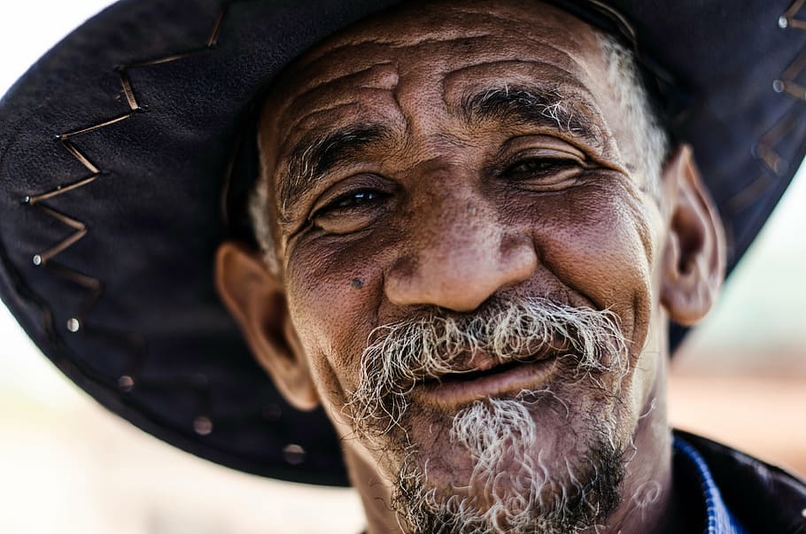 envellit, barba, feliç, barret, home, vell, persona, arrugues, retrat, adult, pèl facial, una persona, primer pla, homes, tirada al cap, part del cos humà, part del cos, mascles, adult gran, rostre humà, mirant la càmera, arrugat, bigoti, homes majors, roba, temes socials, depressió - tristesa, 4K