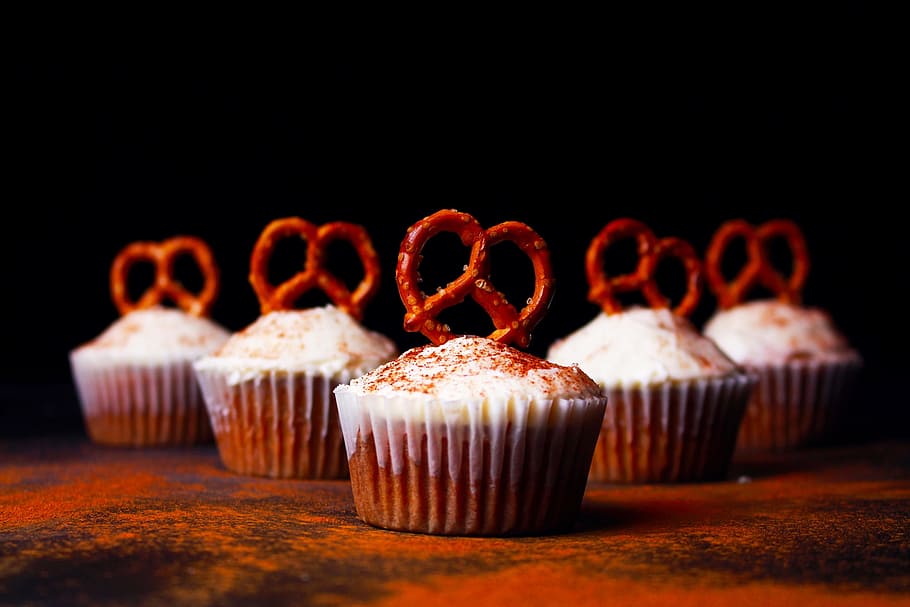 menjar, fosc, sucre, fleca, cocció, confecció, cupcake, deliciós, postres, casolà, pastisseria, xips de manteig, natura morta, dolç, menjar i beguda, pastís, menjar dolç, fons negre, frescor, al forn, indulgència, a l'interior, temptació, cap gent, tir de l'estudi, titular de cupcake, grup d'objectes, primer pla, gel, berenar, muffin, 1080P