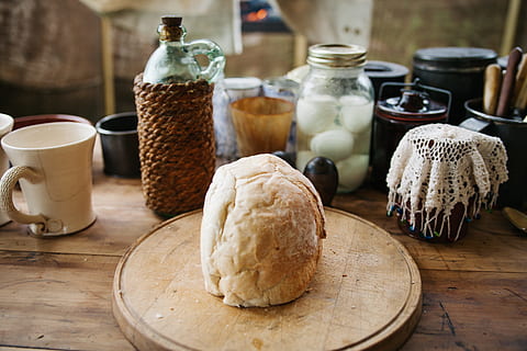 menjar, pa, esmorzar, ou, cocció, cafè, tassa, cuina, massa, drap, vidre, menjar i beguda, taula, frescor, material de fusta, natura morta, a l'interior, cap gent, alimentació saludable, contenidor, producte diari, taula de tallar, dia, al forn, beure, rústic, centrar-se en primer pla, casolà, refresc, temptació, 5K, CC0, domini públic, lliure de regalies