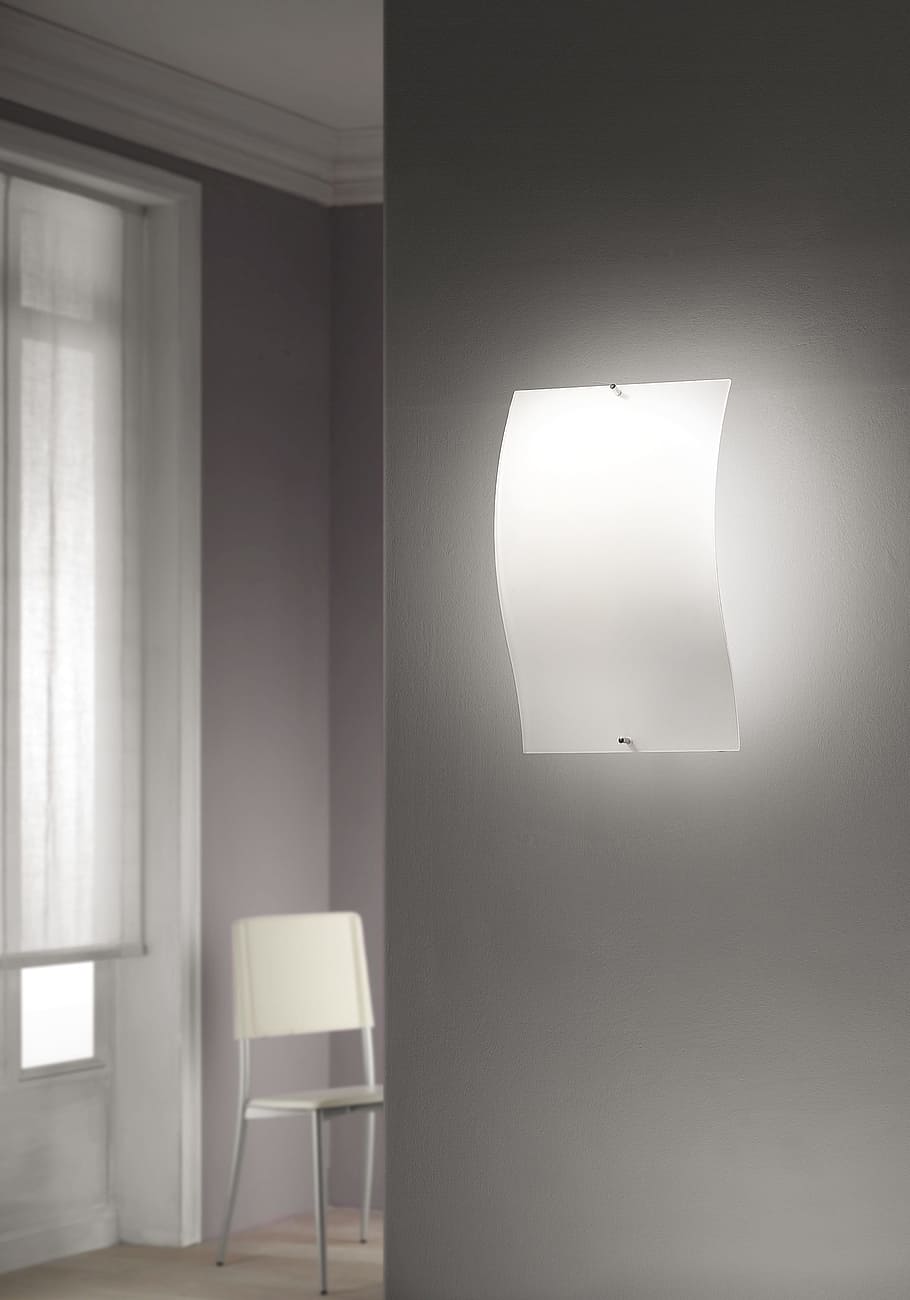 llum, il·luminació, applique, a l'interior, equips d’il·luminació, seient, cadira, cap gent, il·luminat, habitació domèstica, interior de casa, taula, funció de construcció de parets, buit, absència, llum elèctrica, arquitectura, Color blanc, modern, finestra, dia, electricitat, sostre, apartament, 2K