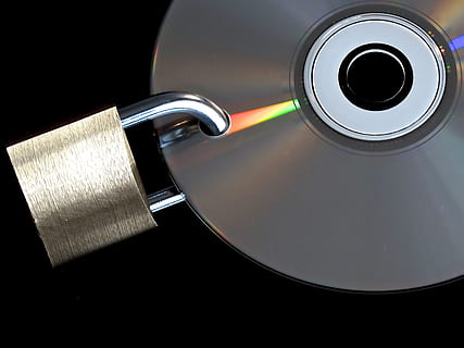 CD, illustration de cadenas, crypté, politique de confidentialité, sécurité des données, mot de passe, données d'accès, cadenas en U, à, fermé, métal, brillant, sauvegardé, d'or, Sécurité, ordinateur, numérique, Achevée, DVD, tranche de données, Château, cadenas, sauvegarde de données, sauvegarde, fond noir, prise de vue en studio, fermer, personne, à l'intérieur, nature morte, La technologie, couleur noire, deux objets, vue grand angle, papier, table, espace de copie, réflexion, la musique, disque compact, Technologie sans fil, Les données, instrument optique, équipement, 2K, CC0, domaine public, libre de droits