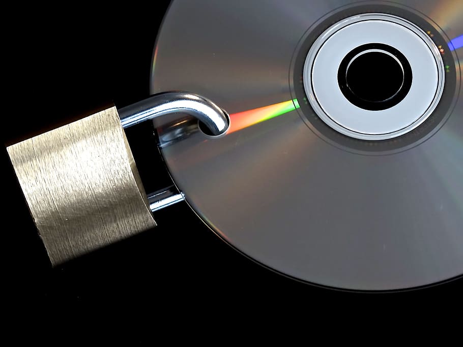 CD, visací zámek ilustrace, šifrované, Zásady ochrany osobních údajů, bezpečnost dat, Heslo, přístupových dat, u-lock, na, Zavřeno, kov, lesklý, zálohovaný, zlatý, bezpečnostní, počítač, digitální, kompletní, DVD, datový segment, hrad, visací zámek, zálohování dat, zálohování, černé pozadí, studio shot, detail, nikdo, uvnitř, stálý život, technologie, Černá barva, dva objekty, vysoký úhel pohledu, papír, stůl, kopie prostor, odraz, hudba, kompaktní disk, bezdrátové technologie, data, optický přístroj, zařízení, 2K