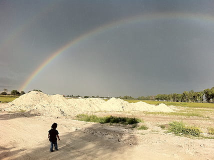 Himmel, Unermesslichkeit, Regenbogen, Regen, Schönheit in der Natur, Szenen - Natur, Land, Natur, Tag, echte Menschen, eine Person, Landschaft, ruhige Szene, Lebensstile, Rückansicht, Ruhe, in voller Länge, Umgebung, Freizeitbeschäftigung, Feld, Stehen, draußen, doppelter Regenbogen, 2K, CC0, gemeinfrei, lizenzfrei