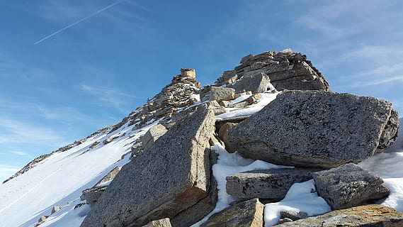 freddo, la neve, paesaggio, montagne, avventura, alpino, nuvole, luce del giorno, alto, escursione, escursioni a piedi, collina, ghiaccio, montagna, picco di montagna, alpinismo, all'aperto, pinnacolo, cresta, roccia, panoramico, vista, cielo, nevoso, pietra, vertice, turismo, viaggio, inverno, roccia - oggetto, solido, natura, nuvola - cielo, bellezza nella natura, giorno, temperatura fredda, scenics - natura, nessuno, la tranquillità, blu, ambiente, eroso, 4K, CC0, dominio pubblico, privo di copyright