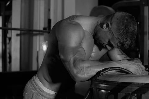 person som bär bottnar, ensam, ledsen, tänkande, depression, smärta, ångest, modell, muskel, Gym, vuxen, en person, bar överkropp, män, livsstilar, inomhus, mogen vuxen, styrka, mogna män, hanar, muskulös byggnad, sidovy, Sammanträde, från midjan och uppåt, porträtt, mänsklig kroppsdel, mitten av vuxen, depression - sorg, bröst, mänsklig arm, manlighet, 5K, CC0, offentligt domän, royaltyfria