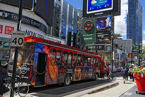 autobus, prkno, reklama, město, exteriér budovy, architektura, stavba, text, přeprava, ulice, sdělení, podepsat, způsob dopravy, náhodné osoby, městský život, skript, budova, skutečných lidí, západní skript, den, non-západní skript, skupina lidí, kancelářská budova exteriér, venku, mrakodrap, 5K, CC0, veřejná doména, bez autorských práv