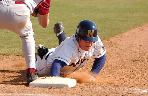 Mann, sparen, Baseball Stein, Baseball, erste Basis, Etikett, rutschen, abspielen, Infield, Läufer, Ball, Feld, Sport, männlich, Handschuh, Konzentration, Fokus, erster baseman, Boden, Spiel, aus, Athlet, Spieler, abholen, Helm, Kind, Baseball - Sport, Wettbewerb, Gruppe von Leuten, Sporthelm, Kopfbedeckungen, Menschen, Sportuniform, Kindheit, Stehen, Männer, Baseballuniform, Tag, Biegen, Jungs, Baseballhelm, draußen, Baseball-Team, 2K, CC0, gemeinfrei, lizenzfrei