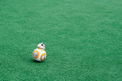 yeşil, çim saha, bb -8 şekil, BB-8, aksiyon, Futbol, çimen, spor, top, yeşil renk, Futbol topu, insansız, gün, içeriye, kapatmak, temsil, yüksek açılı görünüş, kutlama, insan temsili, oyuncak, natürmort, Sanat ve zanaat, tatil, doğa, bitki, yaratıcılık, 4K, CC0, kamu malı, telif ücretsiz