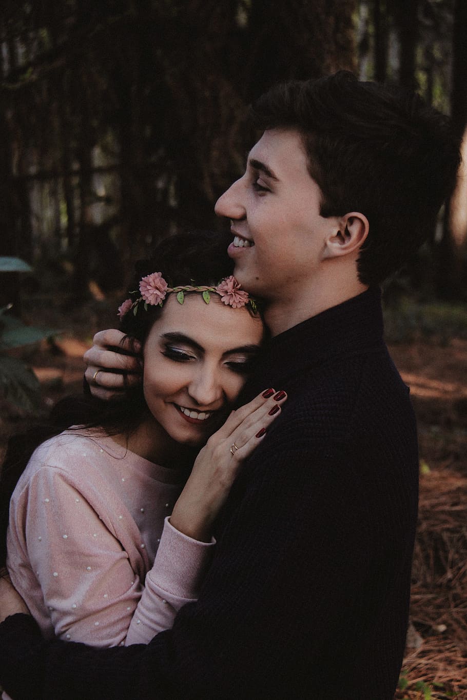 uomo, abbracciare, donna, sorridente, giorno, uomo in nero, maniche, superiore, donne, amore, persone, romanza, all'aperto, natura, uomini, coppia - relazione, solidarieta, femmine, due persone, abbracciando, giovane adulto, coppia eterosessuale, bellezza, bellissimo, adulto, etnia caucasica, felicità, allegro, incontri, stili di vita, maschi, solo adulti, persone reali, giovani donne, giovani uomini, attività di svago, concentrarsi sulle conoscenze acquisite, emozione, giovane coppia, dalla vita in su, terra, emozione positiva, bella donna, acconciatura, 5K