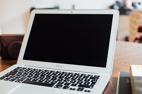 lentelė, „MacBook Air“, objektų, kompiuteris, nešiojamas kompiuteris, technologijos, verslą, stalas, Kompiuterio monitorius, kompiuterio klaviatūra, biuras, nėra žmonių, internetas, mediena - medžiaga, vnt, patalpose, belaidžio ryšio technologija, naudojant nešiojamąjį kompiuterį, komunikacijos, ryšį, Iš arti, kompiuterinė įranga, kompiuterinis tinklas, tuščias, perkeliamumas, juoda spalva, kopijavimo vietos, pasauliniai ryšiai, 4K