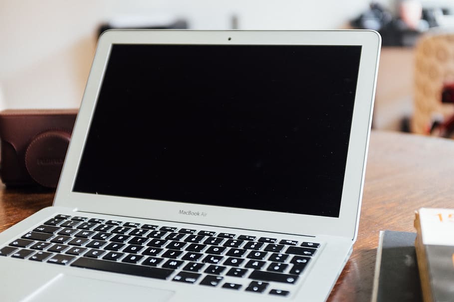 lentelė, „MacBook Air“, objektų, kompiuteris, nešiojamas kompiuteris, technologijos, verslą, stalas, Kompiuterio monitorius, kompiuterio klaviatūra, biuras, nėra žmonių, internetas, mediena - medžiaga, vnt, patalpose, belaidžio ryšio technologija, naudojant nešiojamąjį kompiuterį, komunikacijos, ryšį, Iš arti, kompiuterinė įranga, kompiuterinis tinklas, tuščias, perkeliamumas, juoda spalva, kopijavimo vietos, pasauliniai ryšiai, 4K