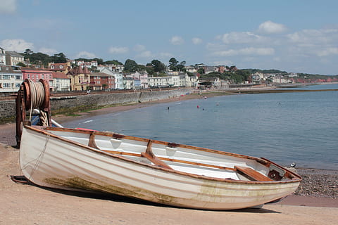 trottelig, Devon, Küste, Strand, Sand, Küsten, Meer, direkt am Meer, Ufer, Englisch, Vereinigtes Königreich, England, Wasser, großartig, britisch, Resort, Szene, Urlaub, Labyrinth, Landschaft, Himmel, Blau, Aussicht, Reise, Sommer-, nautisch, Wolke, ozeanisch, Wasser-, Stadt, Dorf, Süden, west, Sonne, Salzwasser, Mündung, Wasserfahrzeug, Transport, Transportmittel, die Architektur, Gebäudehülle, gebaute Struktur, Natur, festgemacht, Stadt, Tag, wolke - himmel, Land, keine Leute, Gebäude, draußen, Ruderboot, 5K, CC0, gemeinfrei, lizenzfrei