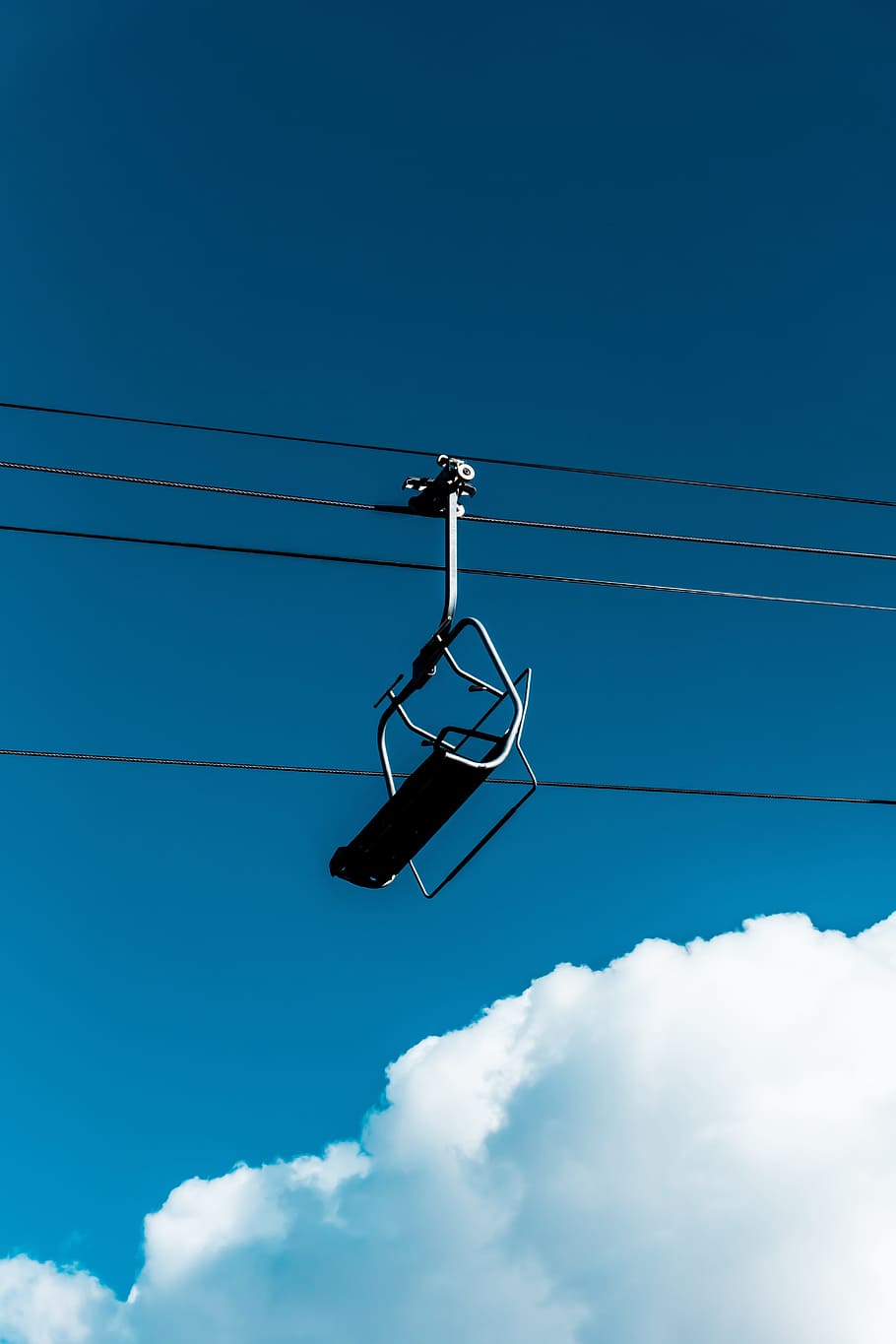 blå, himmel, skyer, ride, kabel, bil, lav vinkel visning, sky - himmel, forbindelse, natur, elektricitet, teknologi, dag, transportmidler, strømkabel, ingen mennesker, transportform, udendørs, rejse, Strømforsyning, skilt, belysningsudstyr, brændstof og elproduktion, lys, 5K