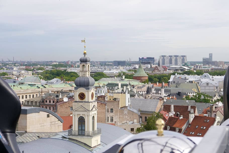 riga, terrats, Església, arquitectura, paisatge urbà, lloc famós, escena urbana, ciutat, europa, catedral, exterior de l'edifici, estructura construïda, edifici, cel, religió, barri residencial, lloc de culte, creença, espiritualitat, multitud, dia, naturalesa, cúpula, vista d’angle alt, destinacions de viatge, ple de gent, a l'aire lliure, fletxa, 1080P
