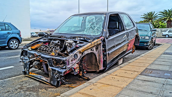 cotxe, destruït, aparcat, màquina, automàtic, lanzarote, arrecife, colors, hdr, manera de transport, automòbil, transport, vehicle terrestre, espatllat, abandonat, obsoleta, cap gent, vell, desguàs, estil retro, dia, carretera, ciutat, arruïnat, trencat, metall, descurat, 5K, CC0, domini públic, lliure de regalies