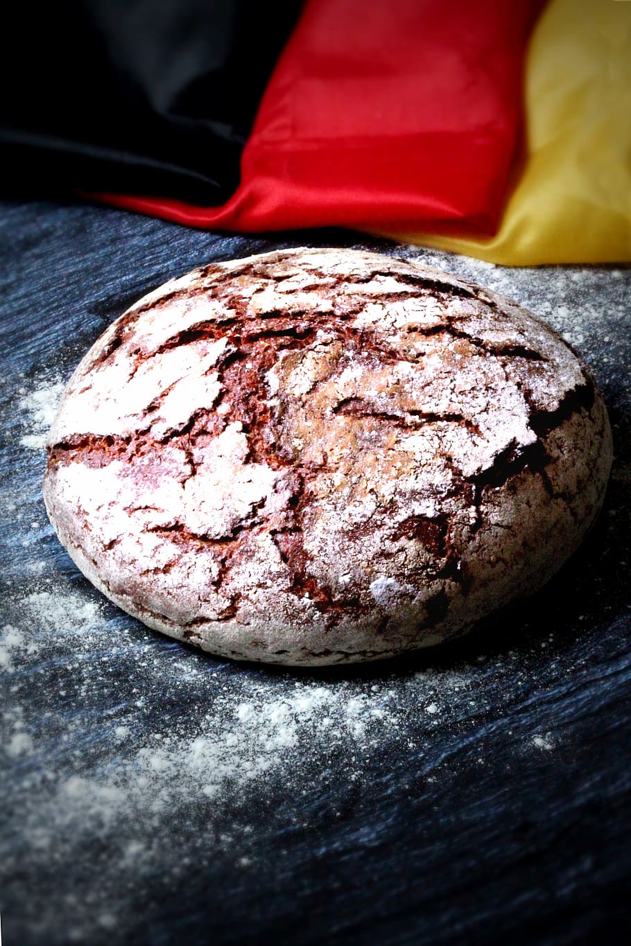 pa, pa de forn de llenya, crosta de pa, menjar i beguda, menjar, primer pla, natura morta, frescor, menjar dolç, a l'interior, cap gent, menjar poc saludable, llest per menjar, vermell, taula, dolç, al forn, indulgència, postres, vista d’angle alt, casolà, temptació, centrar-se en primer pla, sucre en pols, preparar el menjar, menjar francès, 5K